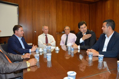 Em audiência com Tico, Martinelli e o deputado estadual Luiz Fernando Machado, secretário de Educação garante continuidade do