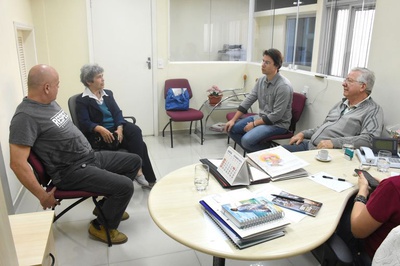 Câmara recebe visita de entidade que dá assistência a refugiados