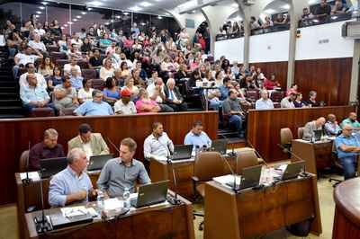 Com casa cheia, Câmara aprova moções e projetos