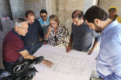 Edicarlos vistoria com o prefeito a nova creche do Residencial Jundiaí