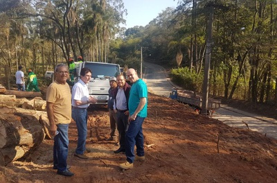 Gestor Adilson Rosa acompanha obras de pavimentação no Ivoturucaia