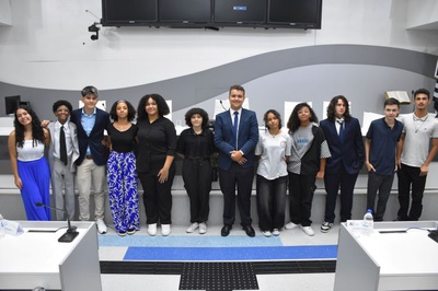 Parlamento Jovem de Jundiaí toma posse para mandato simulado em 2025