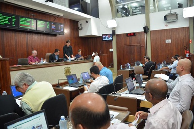 Sessão tem veto derrubado e três projetos de lei aprovados