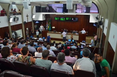 Sessões da Câmara são retomadas com casa cheia