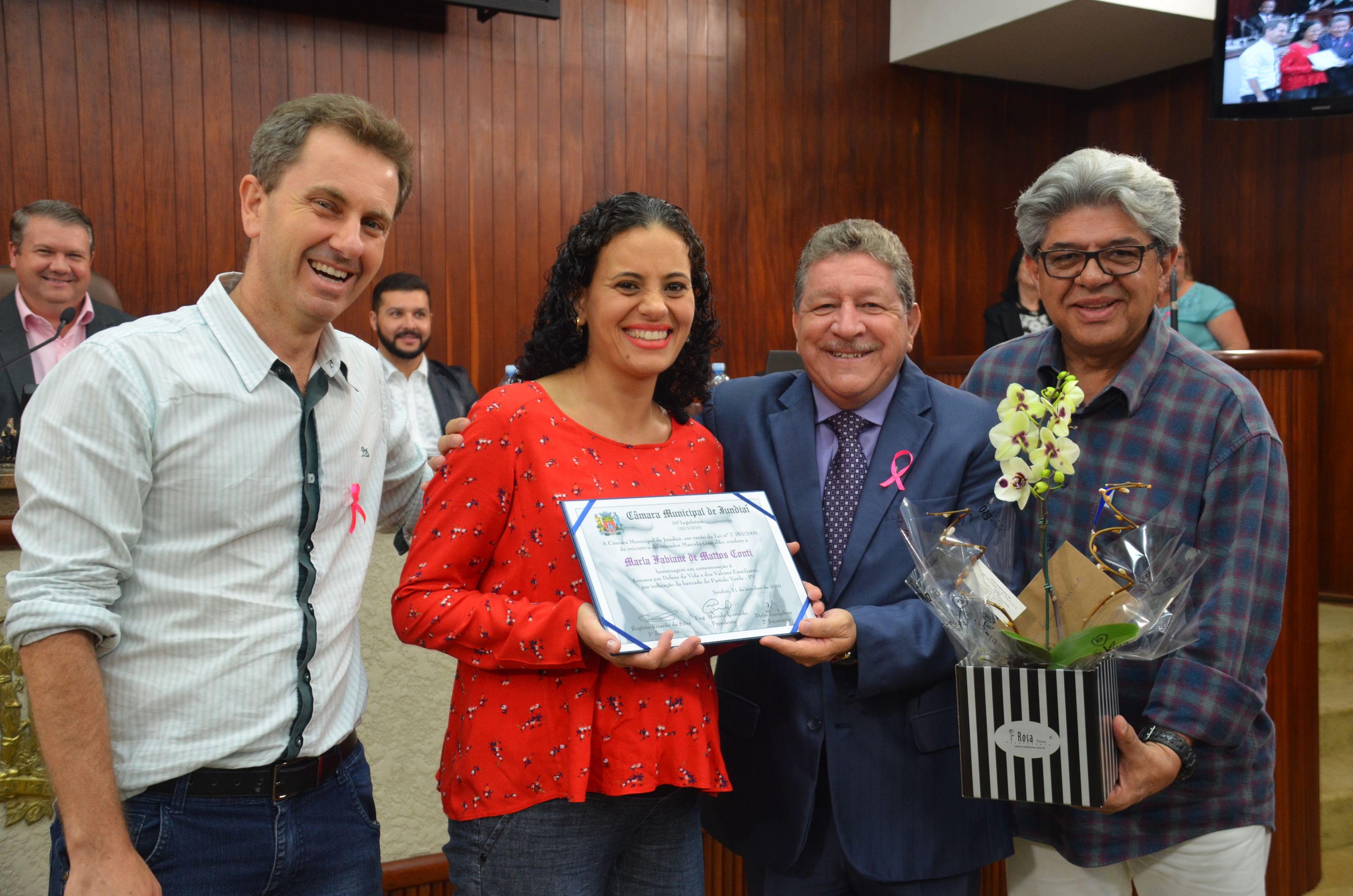 13  Vereadores Leandro Palmarini, Dirlei Gonçalves e Antonio de Padua Pacheco entregam homenagem a Marla Fabiane de Mattos Conti