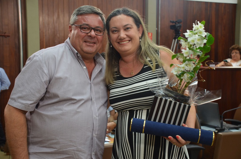 12  Vereador Gerson Sartori entrega homenagem à professora mestre Juliana Fávaro Poli