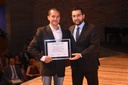 32. Ver. Faouaz Taha  entrega homenagem à representante da Casa de Apoio Crescer   CAC