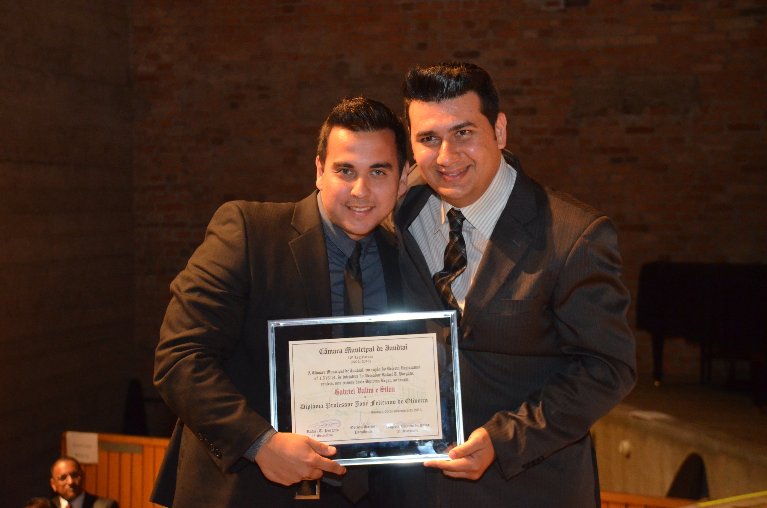 60. Ver. Rafael Purgato entrega homenagem ao jovem Gabriel Valim e Silva