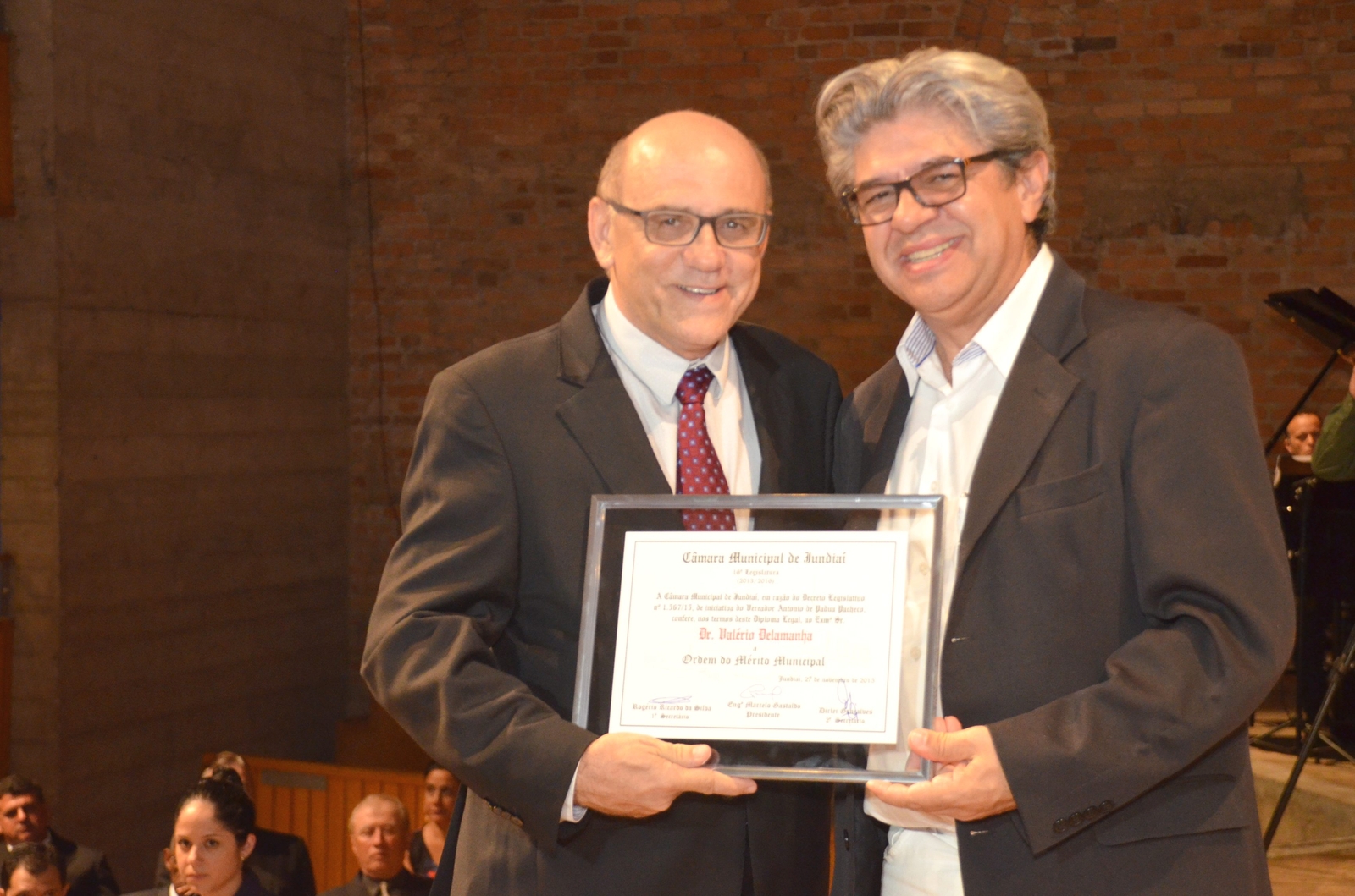 43. Ver. Antonio Pacheco entrega homenagem ao Dr. Valério Delamanha
